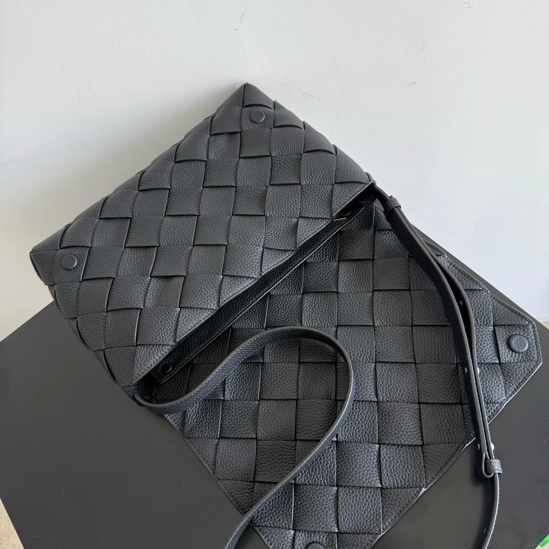 Batch 2220 BOTTEGA VENETA Bottega Veneta's 2025 new product Diago large cross-body bag is newly released [Celebration] [Celebration] The combination of pragmatism and Diago craftsmanship, high-quality leather with natural texture, soft and thick to the touch, different gloss refracted under different lights, flat The shape is clean and neat, there is no big logo, but it exudes calmness and nobility from any angle. The interior capacity is enough, and two power banks can be easily accommodated. There is also a small zippered pocket, which is especially suitable for easy-to-lose items such as access control cards. It is a bag that is both beautiful and practical👜 Style number: 815796 Size: 32*21.5*5cm Color: black